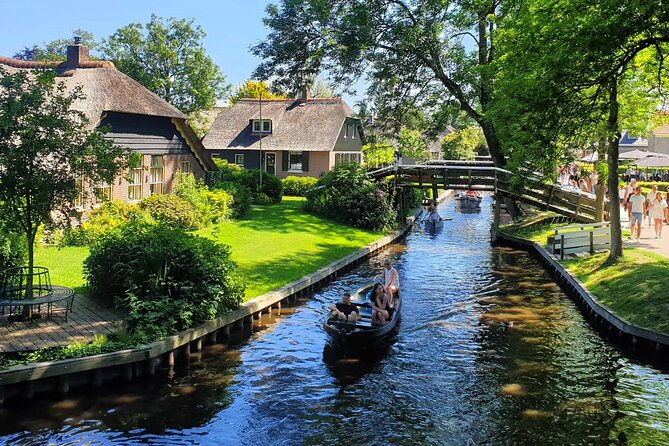 Giethoorn Day Tour from Amsterdam with Small Boat Ride - First look at Giethoorn: walking where cars do not go