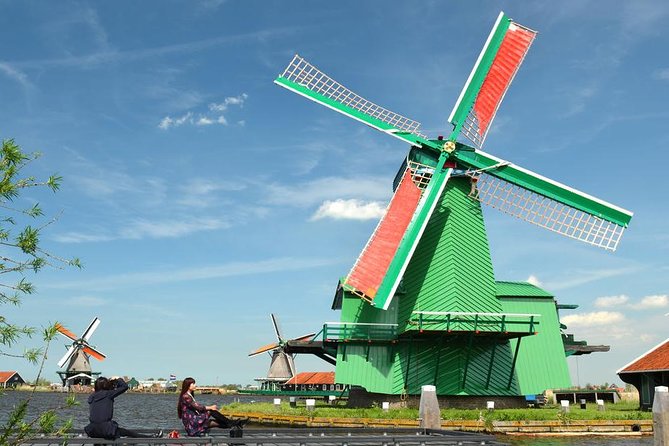 Giethoorn, Zaanse Schans Windmills Guided Day Trip from Amsterdam - Zaanse Schans: Windmills, Clogs, and Cheese Factory Time
