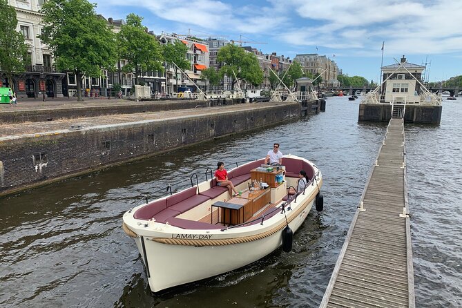 Guided Amsterdam Canal Cruise – Snacks & Drinks on board(1 Hour) - A one-hour canal cruise that hits Amsterdam’s UNESCO canal ring