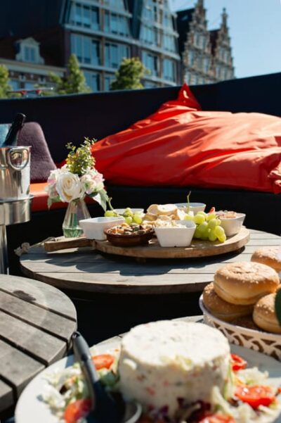 Haarlem: Sightseeing Boat Tour with Snacks and Drinks - Getting to Nieuwe Gracht 80 and boarding the XXX10