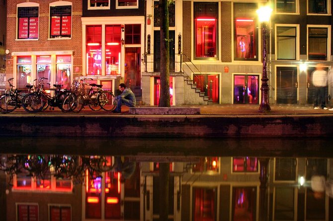 Private Amsterdam Red Light District and Coffee Shop Tour - The Smallest House: VOC Storage to Long-Term Living